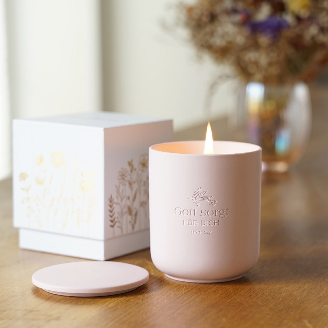 Premium Duftkerze "Gott sorgt" · Keramik-Gravur + Geschenkbox · Sakura