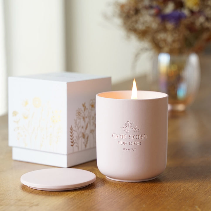 Premium Duftkerze "Gott sorgt" · Keramik-Gravur + Geschenkbox · Sakura