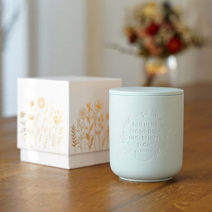 Premium Duftkerze "Gottes Segen" · Keramik-Gravur + Geschenkbox · Feige + Johannisbeere
