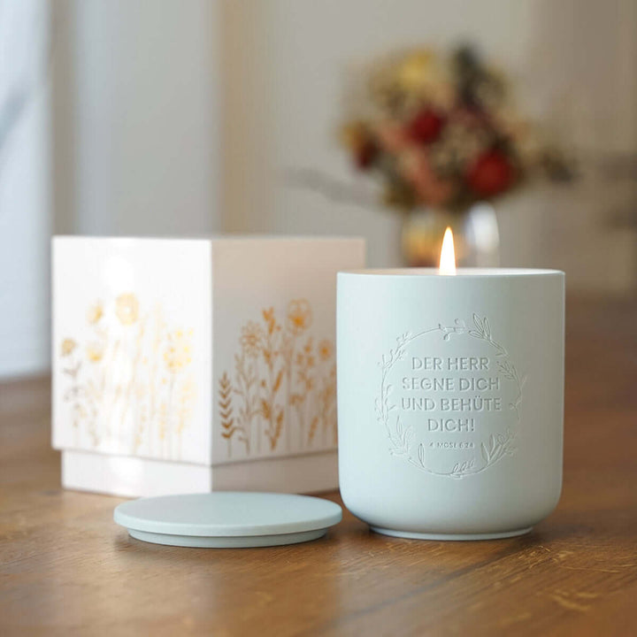 Premium Duftkerze "Gottes Segen" · Keramik-Gravur + Geschenkbox · Feige + Johannisbeere