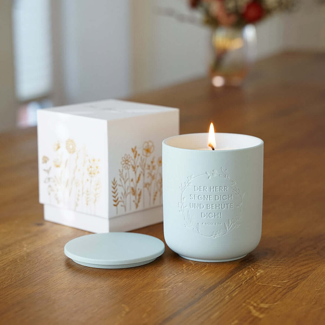 Premium Duftkerze "Gottes Segen" · Keramik-Gravur + Geschenkbox · Feige + Johannisbeere