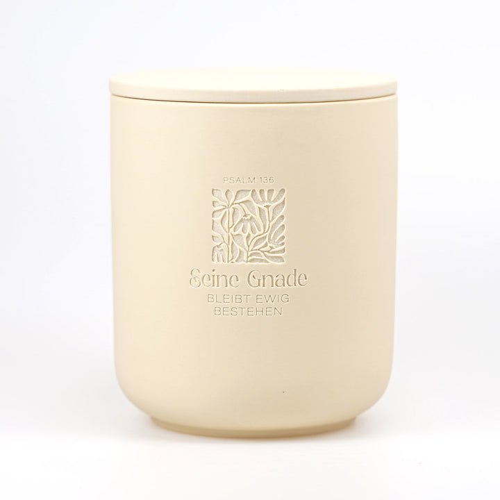 Premium Duftkerze "Seine Gnade" · Keramik-Gravur + Geschenkbox · Zedernholz
