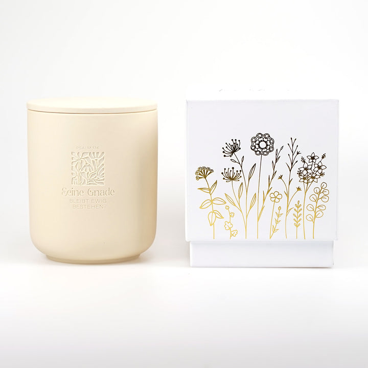 Premium Duftkerze "Seine Gnade" · Keramik-Gravur + Geschenkbox · Zedernholz