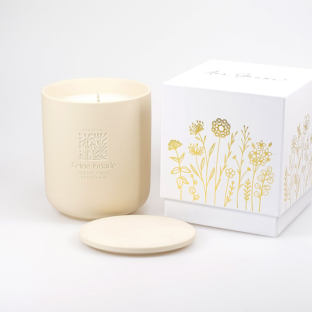 Premium Duftkerze "Seine Gnade" · Keramik-Gravur + Geschenkbox · Zedernholz