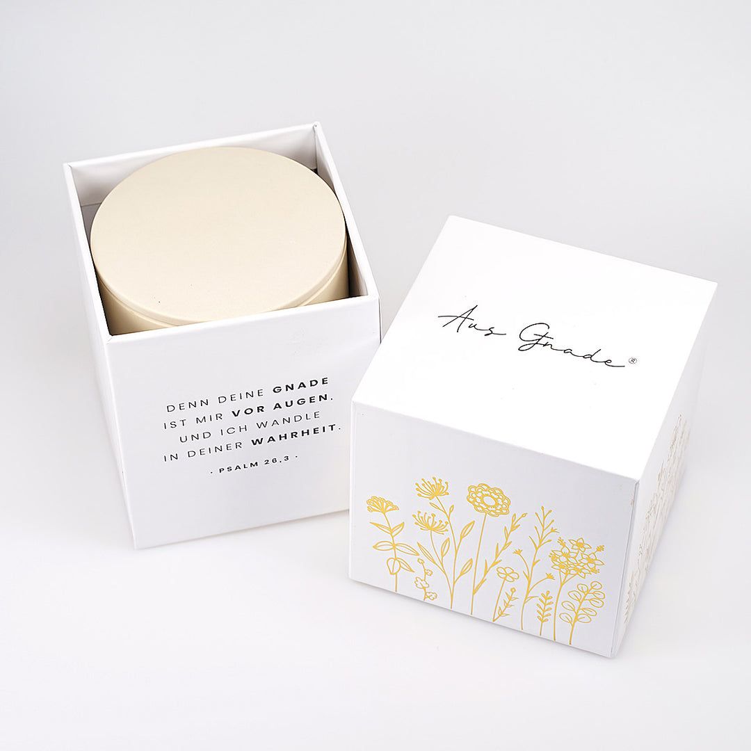 Premium Duftkerze "Seine Gnade" · Keramik-Gravur + Geschenkbox · Zedernholz