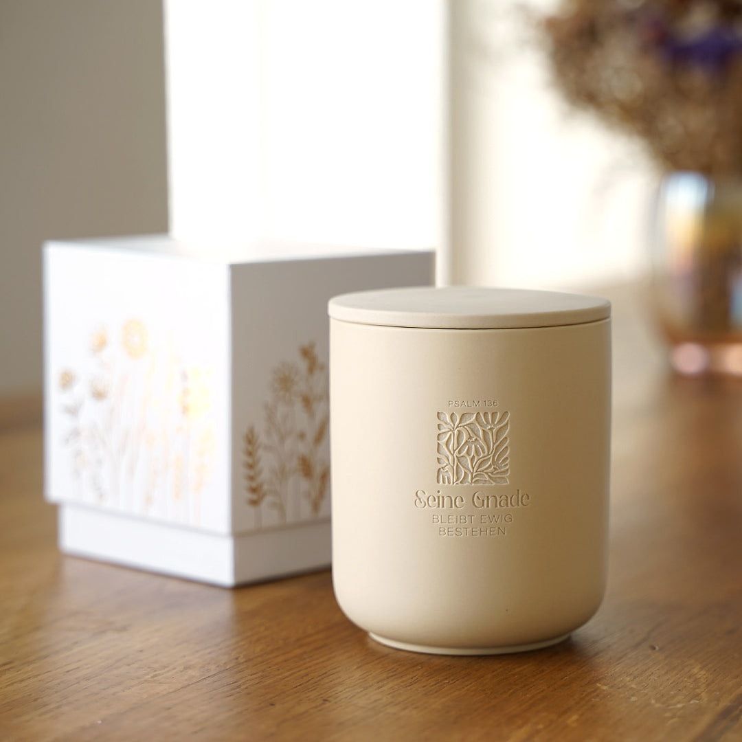 Premium Duftkerze "Seine Gnade" · Keramik-Gravur + Geschenkbox · Zedernholz