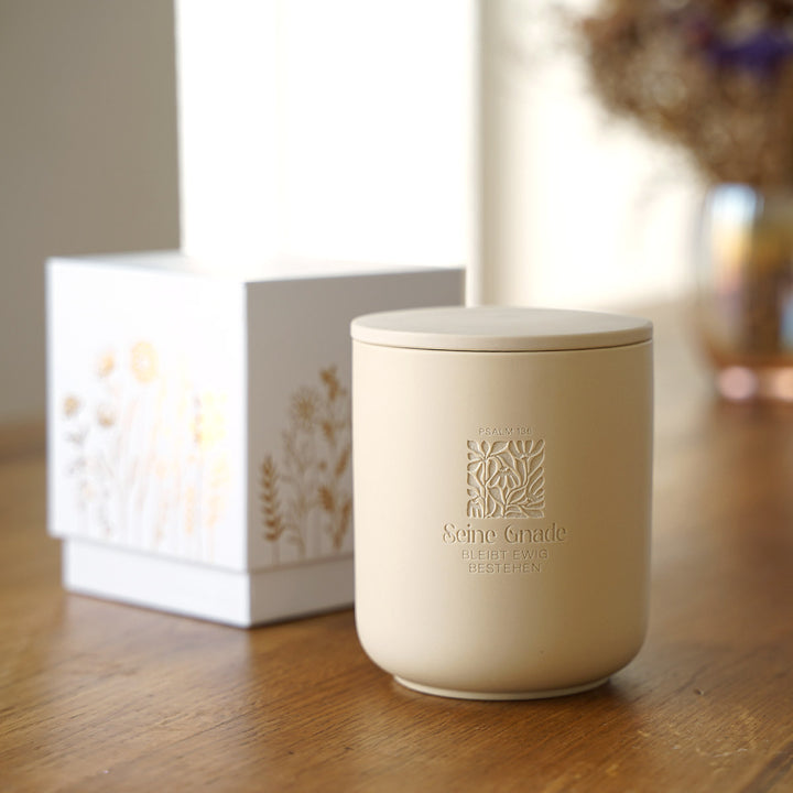 Premium Duftkerze "Seine Gnade" · Keramik-Gravur + Geschenkbox · Zedernholz