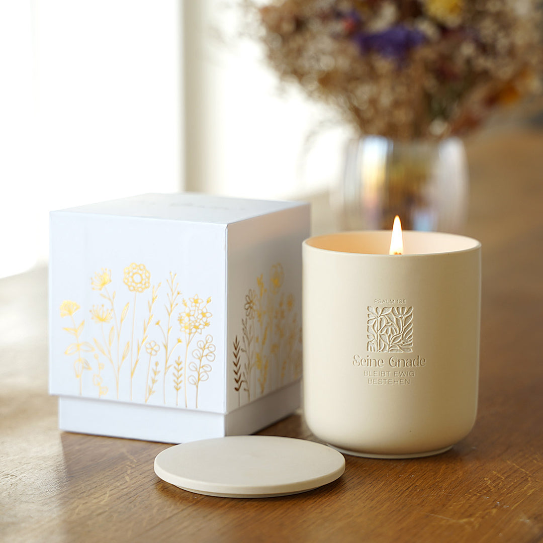 Premium Duftkerze "Seine Gnade" · Keramik-Gravur + Geschenkbox · Zedernholz