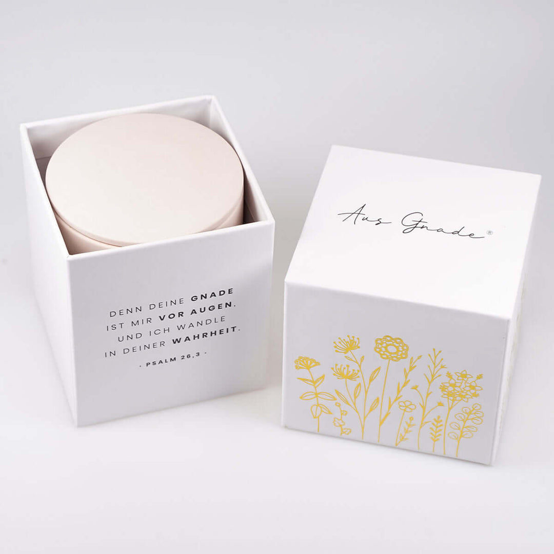 Premium Duftkerze "Von Gott geliebt" · Keramik-Gravur + Geschenkbox · Jasmin