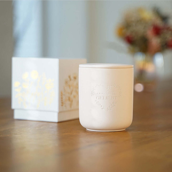 Premium Duftkerze "Von Gott geliebt" · Keramik-Gravur + Geschenkbox · Jasmin
