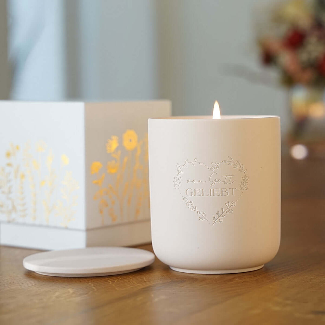Premium Duftkerze "Von Gott geliebt" · Keramik-Gravur + Geschenkbox · Jasmin