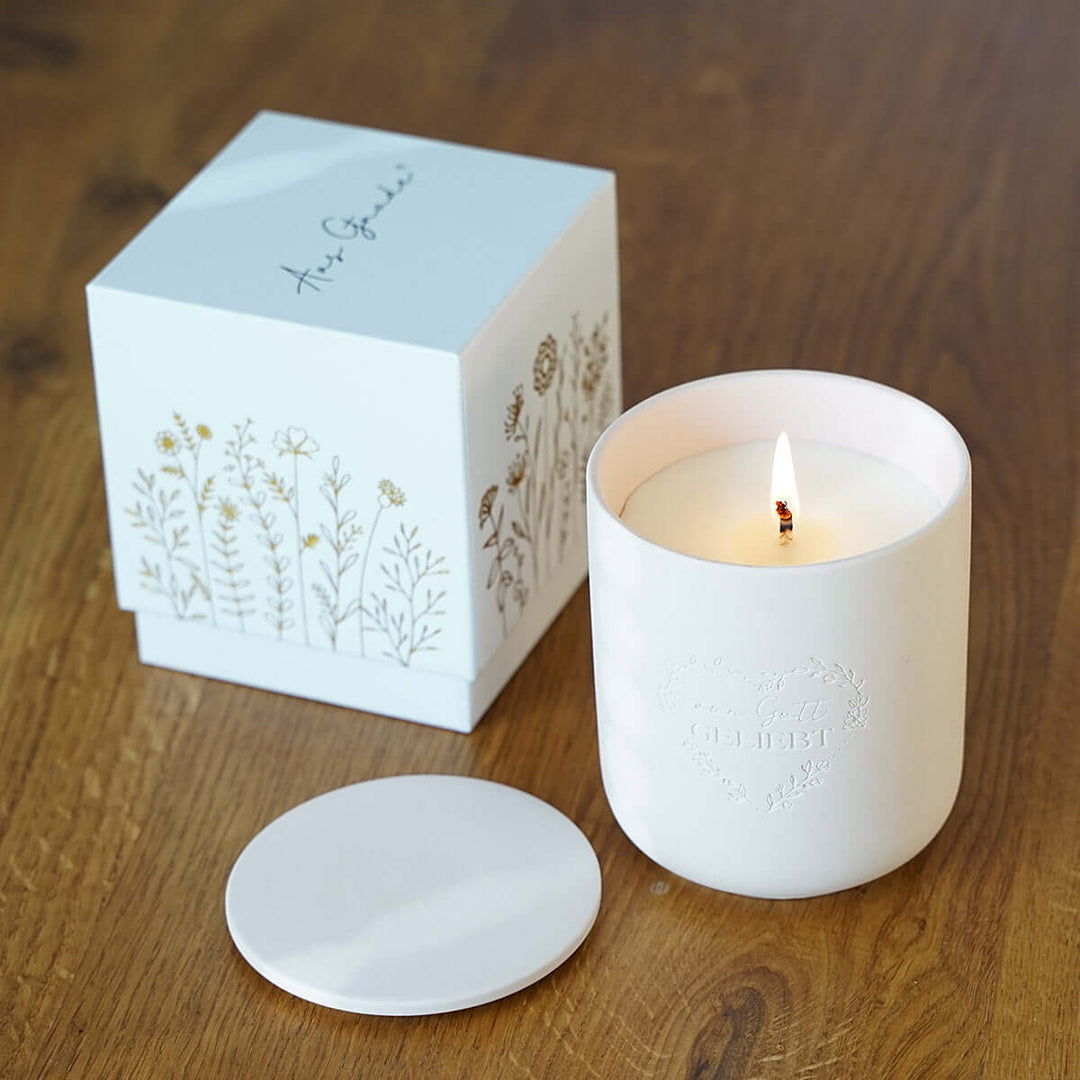 Premium Duftkerze "Von Gott geliebt" · Keramik-Gravur + Geschenkbox · Jasmin