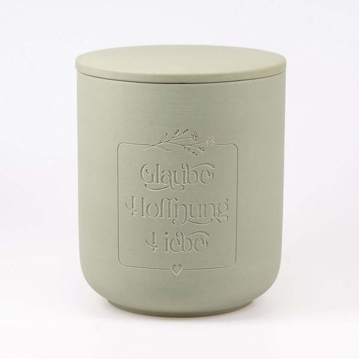 Premium Duftkerze "Glaube Hoffnung Liebe" · Keramik-Gravur + Geschenkbox · Grüner Tee