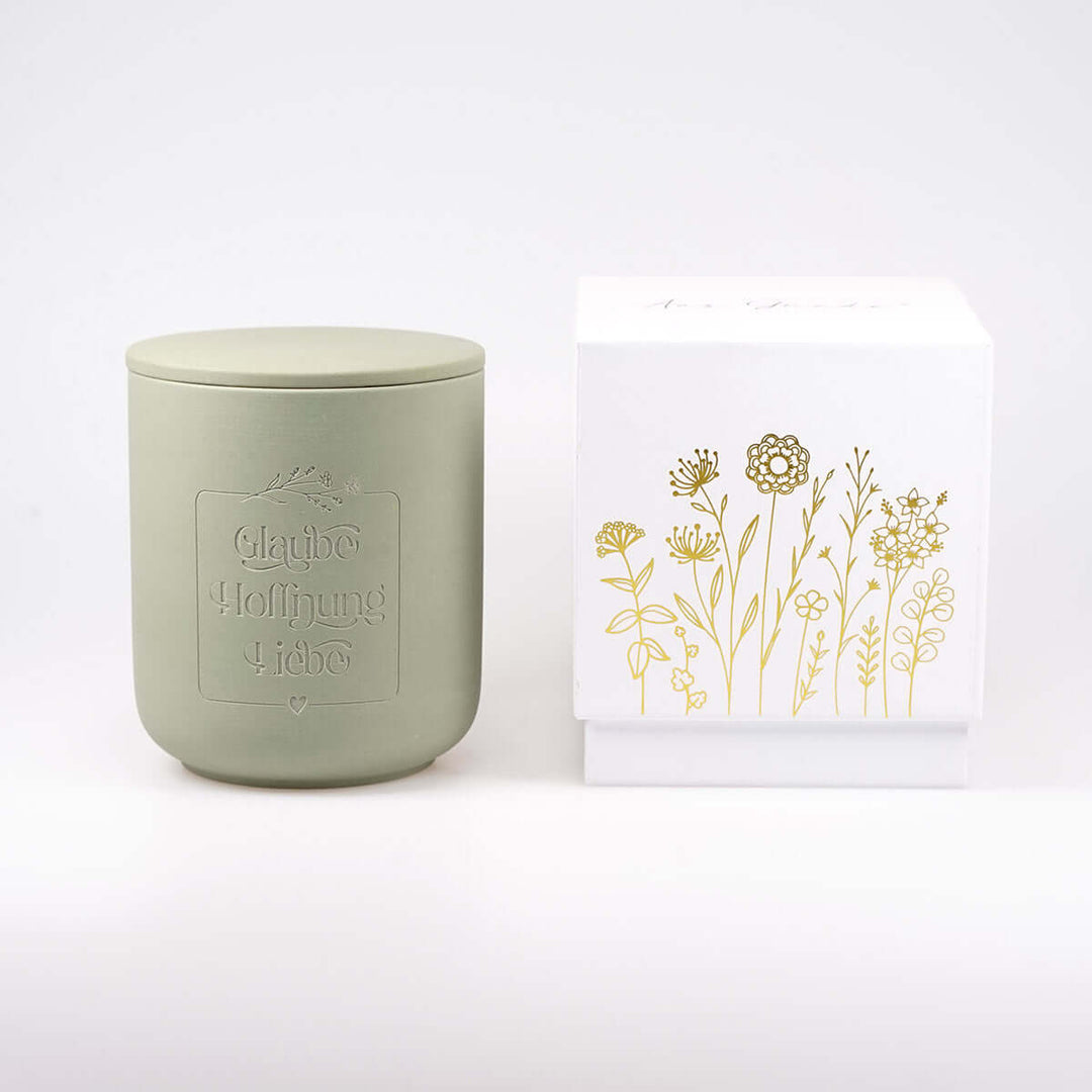 Premium Duftkerze "Glaube Hoffnung Liebe" · Keramik-Gravur + Geschenkbox · Grüner Tee