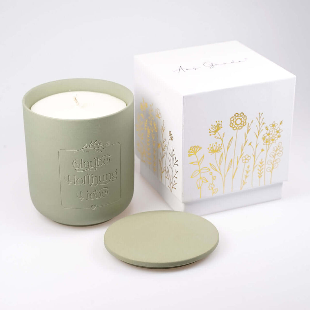 Premium Duftkerze "Glaube Hoffnung Liebe" · Keramik-Gravur + Geschenkbox · Grüner Tee