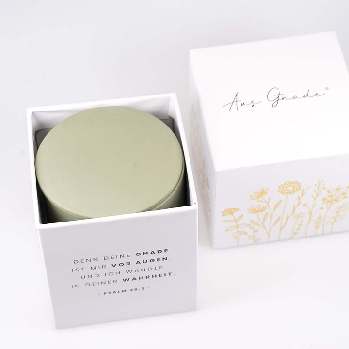 Premium Duftkerze "Glaube Hoffnung Liebe" · Keramik-Gravur + Geschenkbox · Grüner Tee