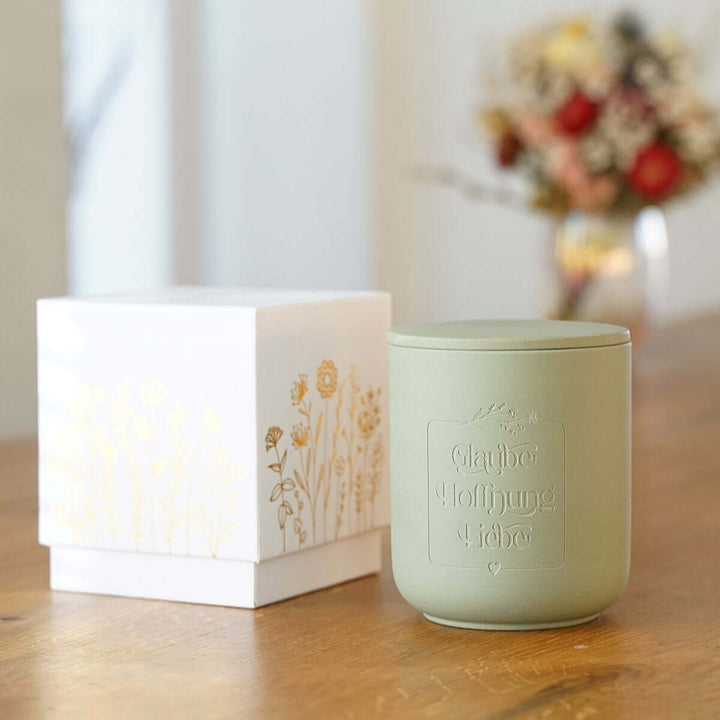Premium Duftkerze "Glaube Hoffnung Liebe" · Keramik-Gravur + Geschenkbox · Grüner Tee
