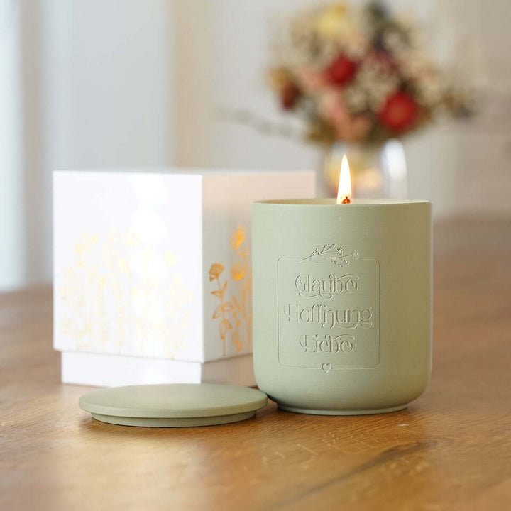 Premium Duftkerze "Glaube Hoffnung Liebe" · Keramik-Gravur + Geschenkbox · Grüner Tee