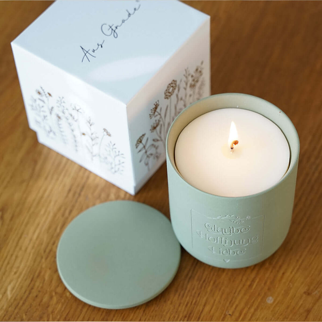 Premium Duftkerze "Glaube Hoffnung Liebe" · Keramik-Gravur + Geschenkbox · Grüner Tee