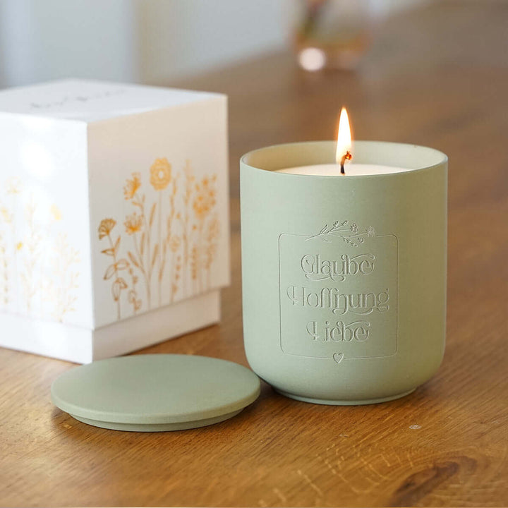 Premium Duftkerze "Glaube Hoffnung Liebe" · Keramik-Gravur + Geschenkbox · Grüner Tee