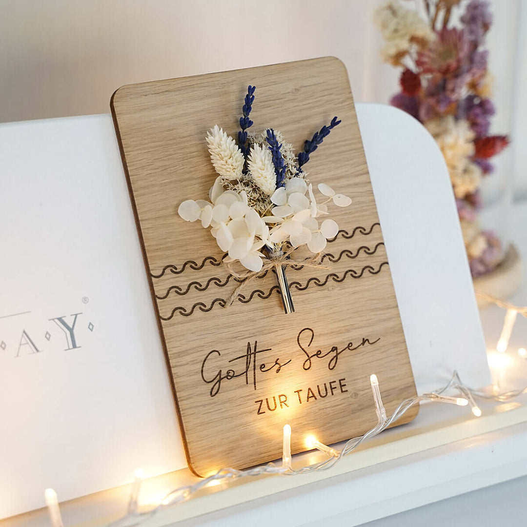 Holzdeko "Gottes Segen zur Taufe" 3D mit Trockenblumen & Gravur – Aus Gnade