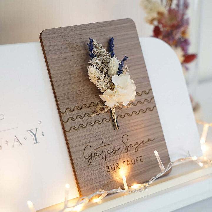 Holzdeko "Gottes Segen zur Taufe" 3D mit Trockenblumen & Gravur – Aus Gnade