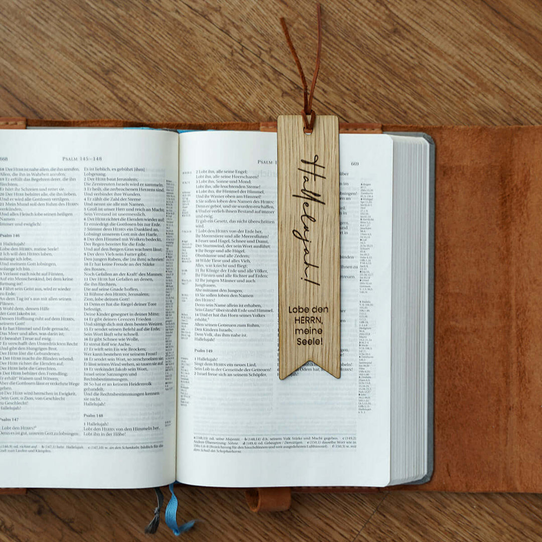 Holz-Lesezeichen "Hallelujah!" · Echtes Holz · Gravur Bibelvers – Aus Gnade