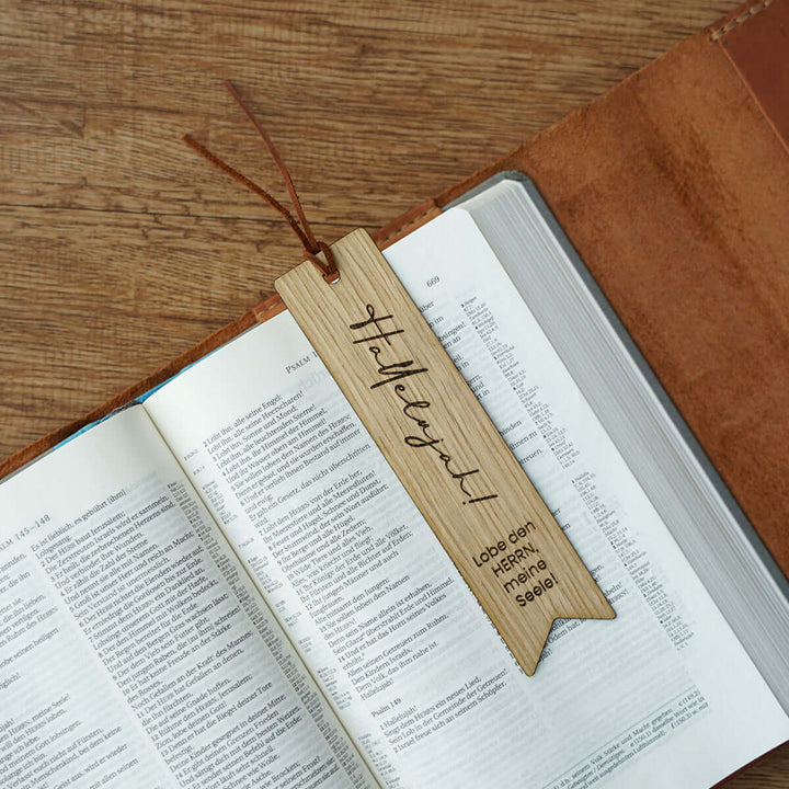 Holz-Lesezeichen "Hallelujah!" · Echtes Holz · Gravur Bibelvers – Aus Gnade