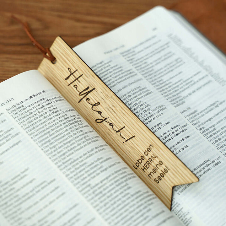 Holz-Lesezeichen "Hallelujah!" · Echtes Holz · Gravur Bibelvers – Aus Gnade