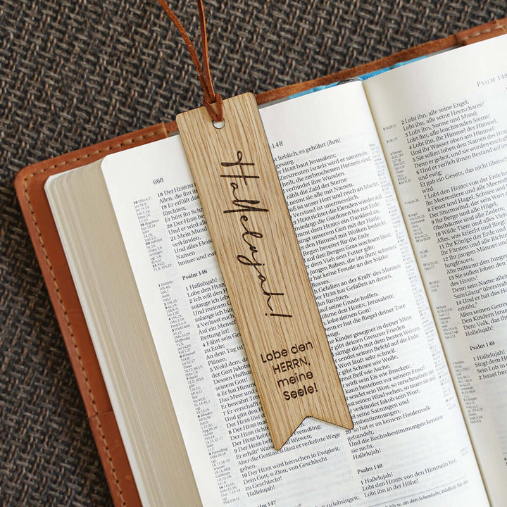 Holz-Lesezeichen "Hallelujah!" · Echtes Holz · Gravur Bibelvers – Aus Gnade