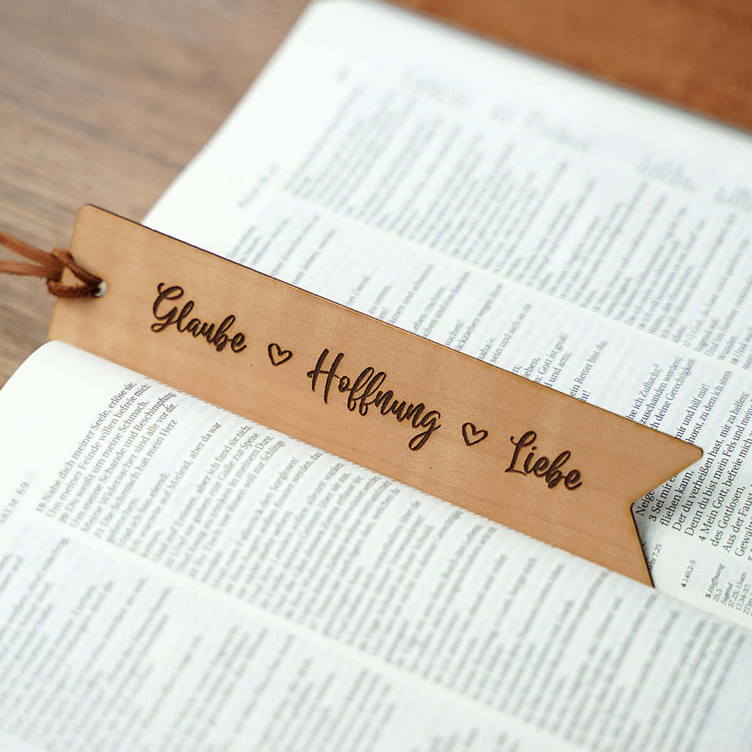 Holz-Lesezeichen "Glaube Hoffnung Liebe" · Echtes Holz · Gravur – Aus Gnade
