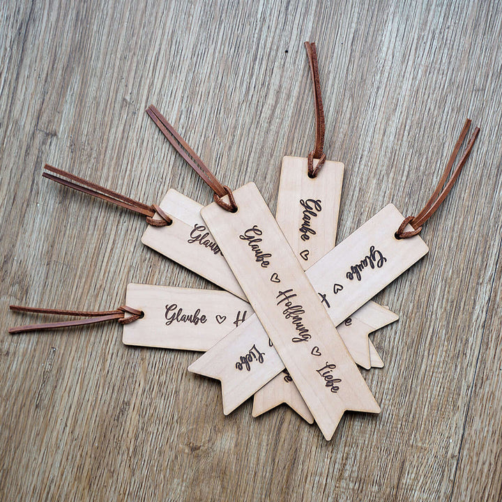 Holz-Lesezeichen "Glaube Hoffnung Liebe" · Echtes Holz · Gravur – Aus Gnade