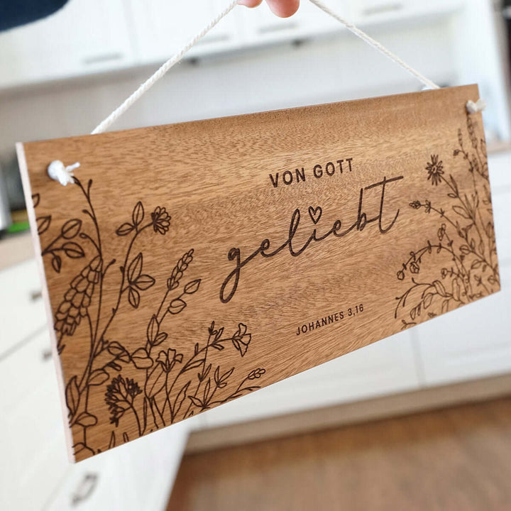 Personalisiertes Holzschild "Von Gott geliebt" · Wunschname als Gravur – Aus Gnade