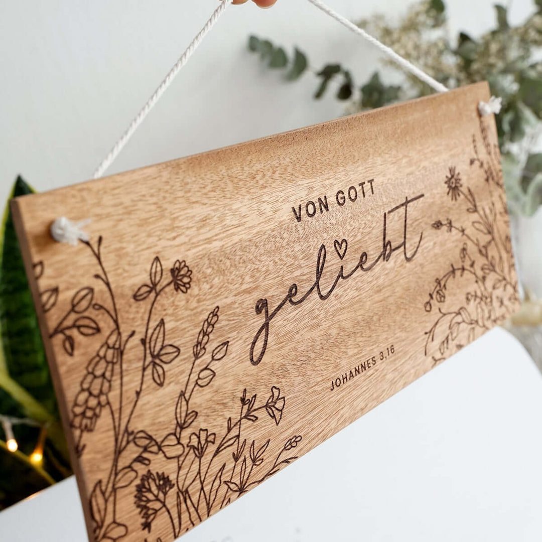Personalisiertes Holzschild "Von Gott geliebt" · Wunschname als Gravur – Aus Gnade