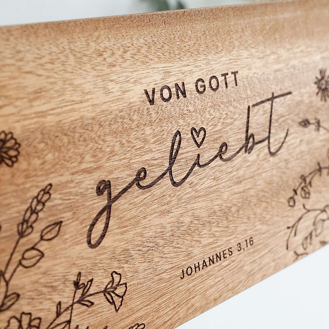 Personalisiertes Holzschild "Von Gott geliebt" · Wunschname als Gravur – Aus Gnade
