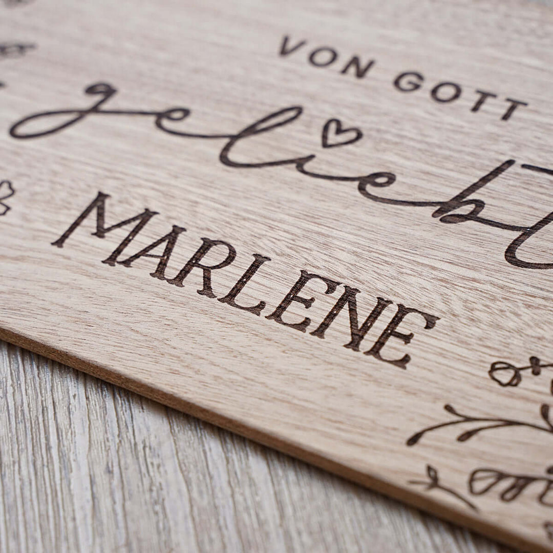 Personalisiertes Holzschild "Von Gott geliebt" · Wunschname als Gravur – Aus Gnade