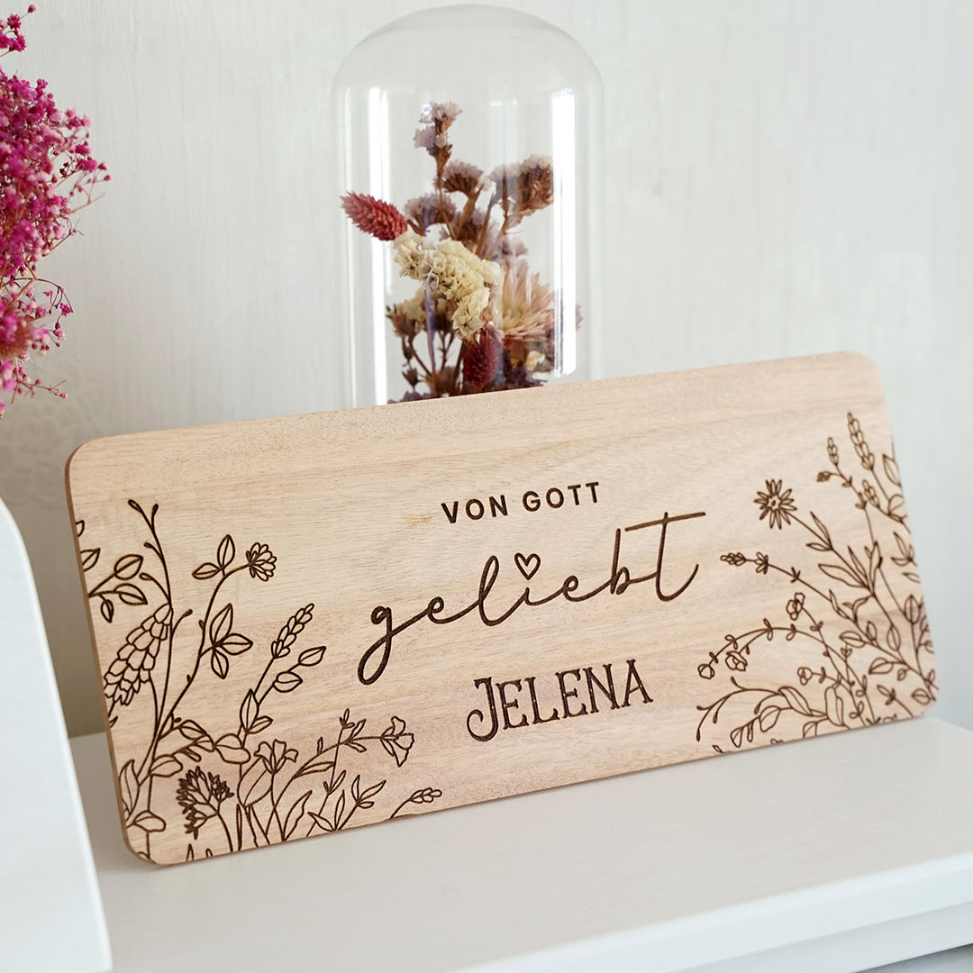 Personalisiertes Holzschild "Von Gott geliebt" · Wunschname als Gravur