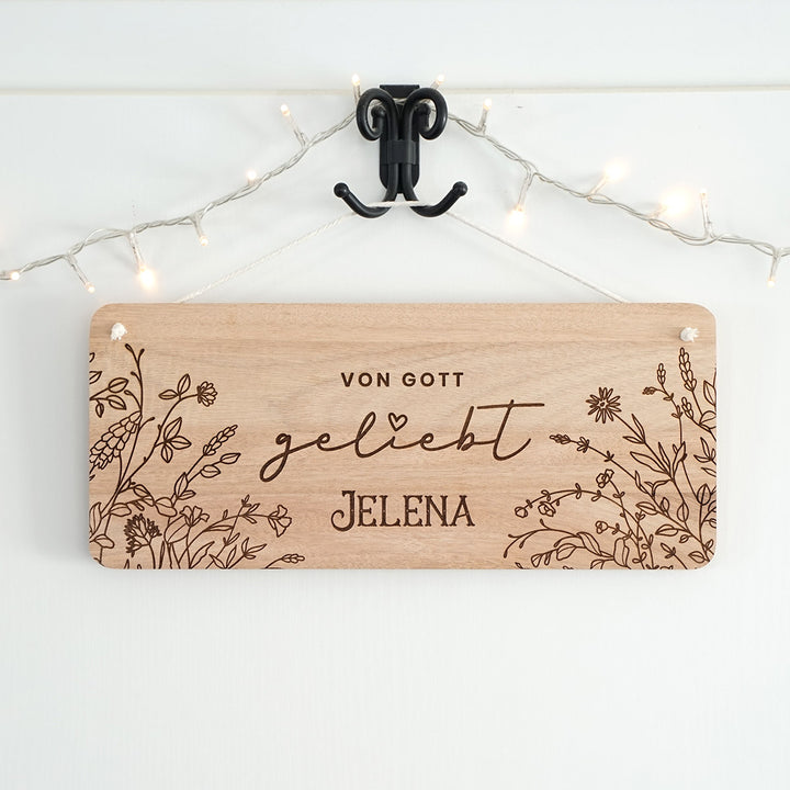 Personalisiertes Holzschild "Von Gott geliebt" · Wunschname als Gravur