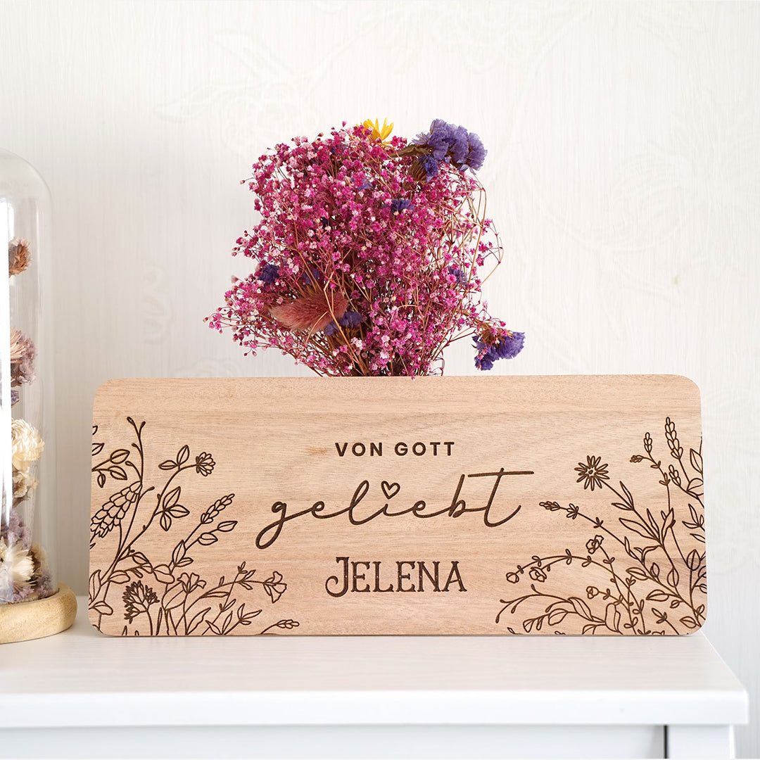 Personalisiertes Holzschild "Von Gott geliebt" · Wunschname als Gravur
