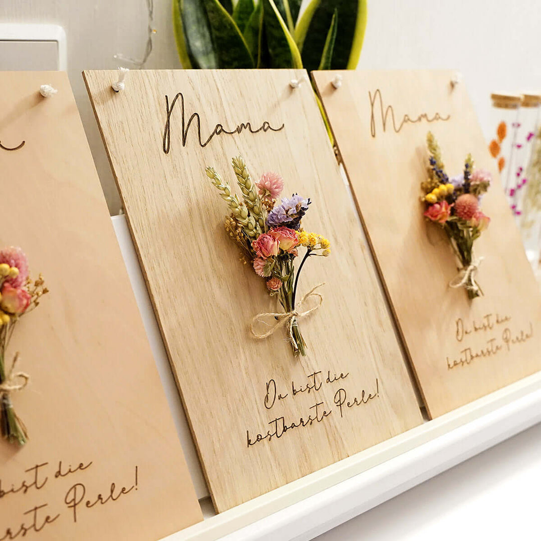 Holzschild "Mama" 3D mit Trockenblumen & Gravur – Aus Gnade