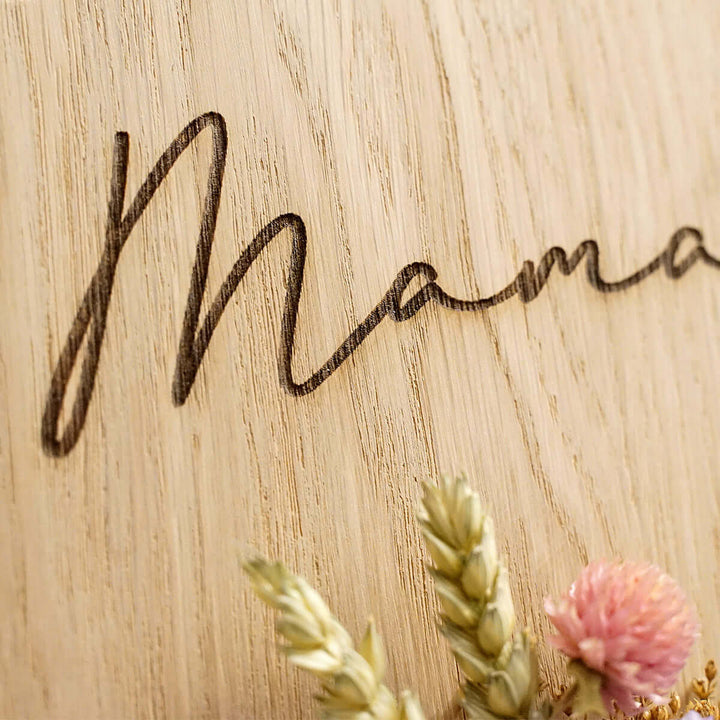 Holzschild "Mama" 3D mit Trockenblumen & Gravur – Aus Gnade