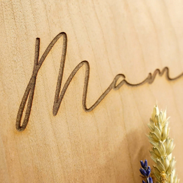 Holzschild "Mama" 3D mit Trockenblumen & Gravur – Aus Gnade