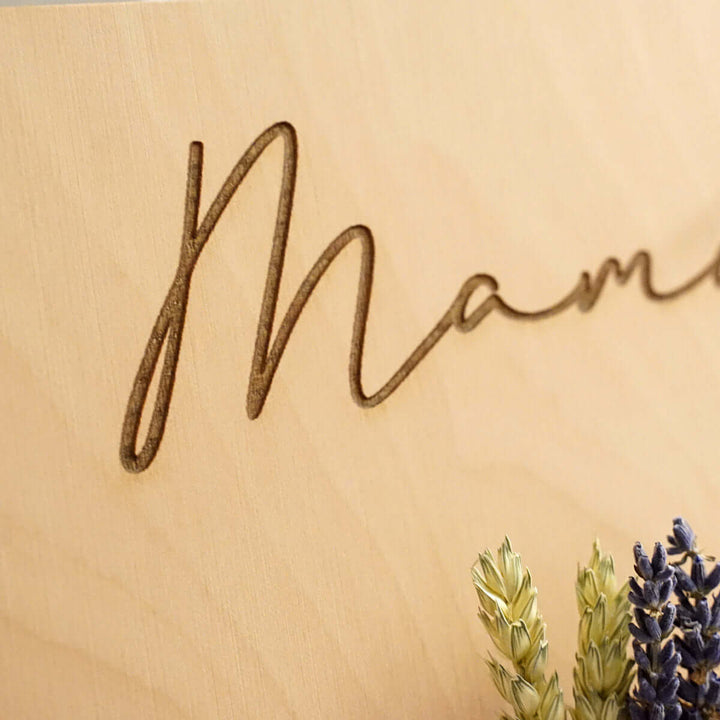 Holzschild "Mama" 3D mit Trockenblumen & Gravur – Aus Gnade