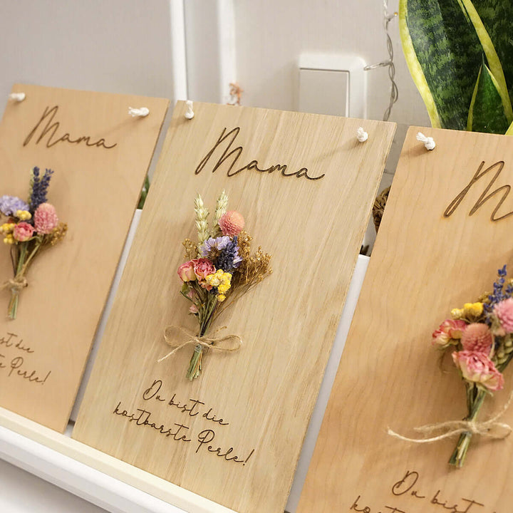 Holzschild "Mama" 3D mit Trockenblumen & Gravur – Aus Gnade