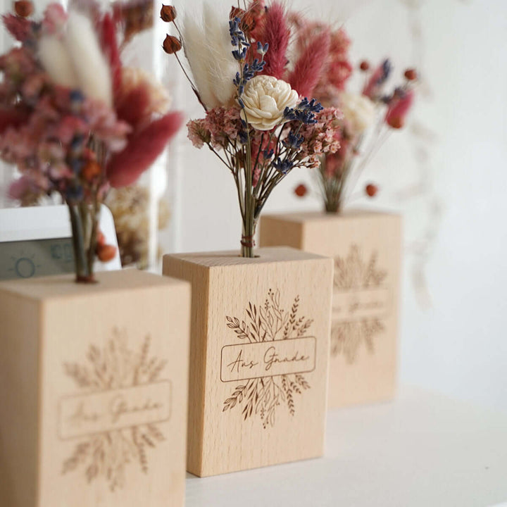 Holzvase "Aus Gnade" mit Trockenblumen · handgefertigt · Gravur – Aus Gnade