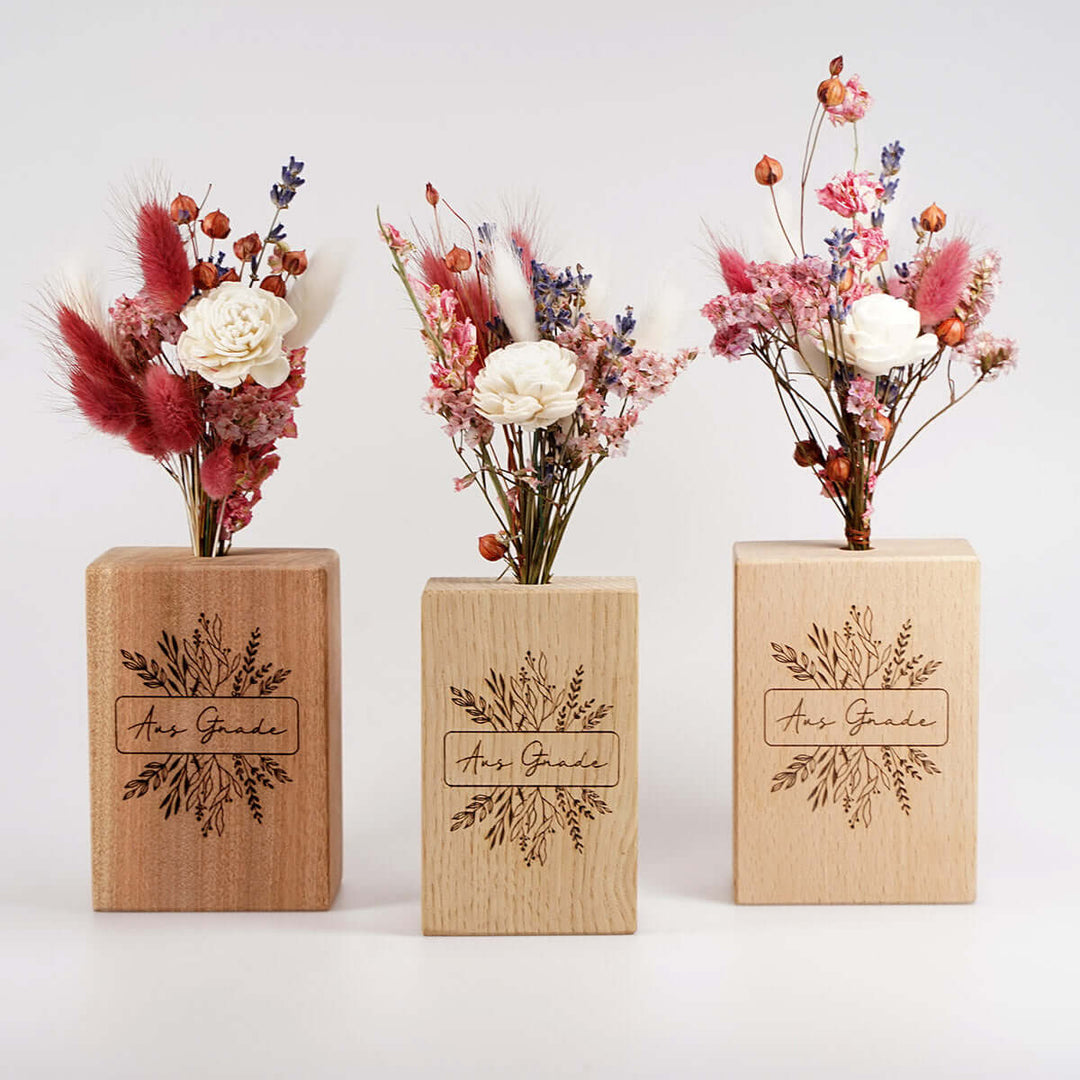 Holzvase "Aus Gnade" mit Trockenblumen · handgefertigt · Gravur – Aus Gnade