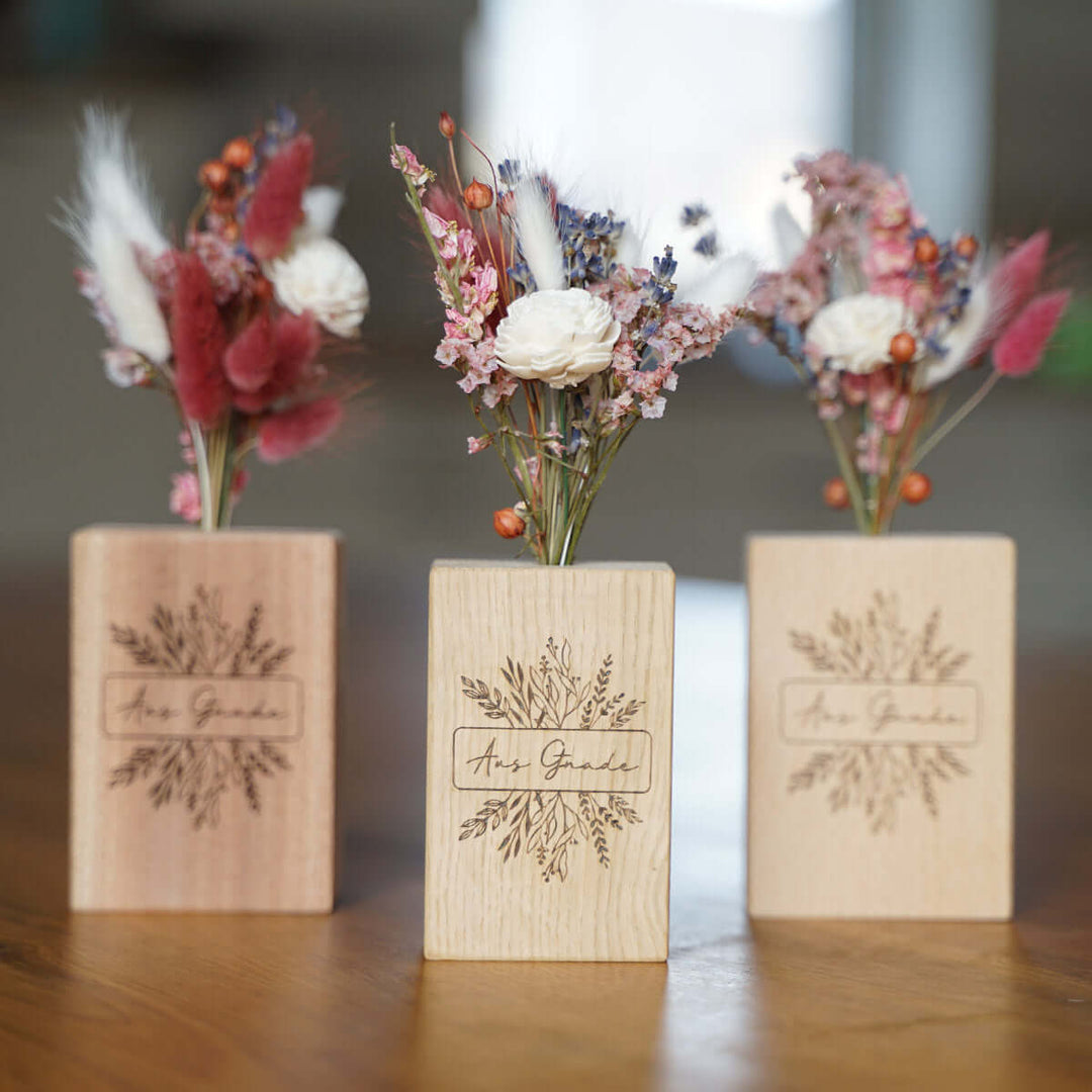 Holzvase "Aus Gnade" mit Trockenblumen · handgefertigt · Gravur – Aus Gnade