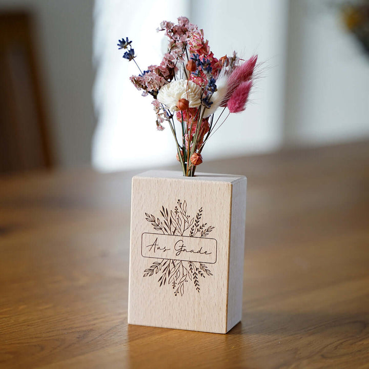 Holzvase "Aus Gnade" mit Trockenblumen · handgefertigt · Gravur – Aus Gnade
