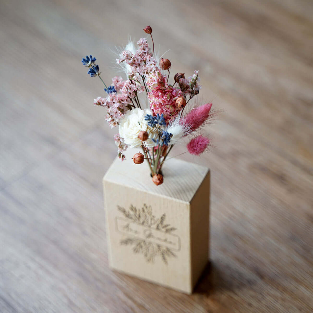 Holzvase "Aus Gnade" mit Trockenblumen · handgefertigt · Gravur – Aus Gnade