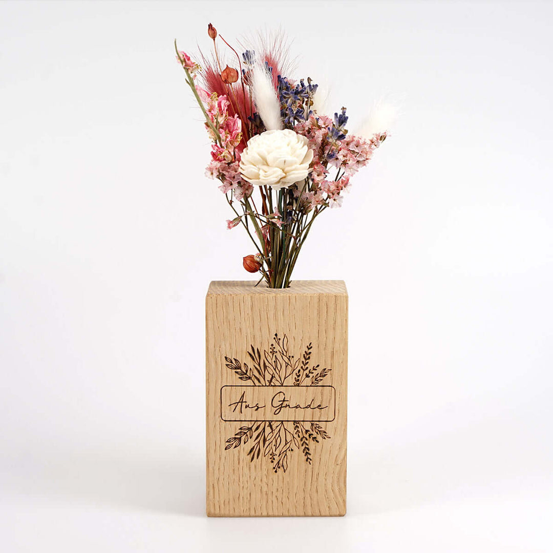 Holzvase "Aus Gnade" mit Trockenblumen · handgefertigt · Gravur – Aus Gnade